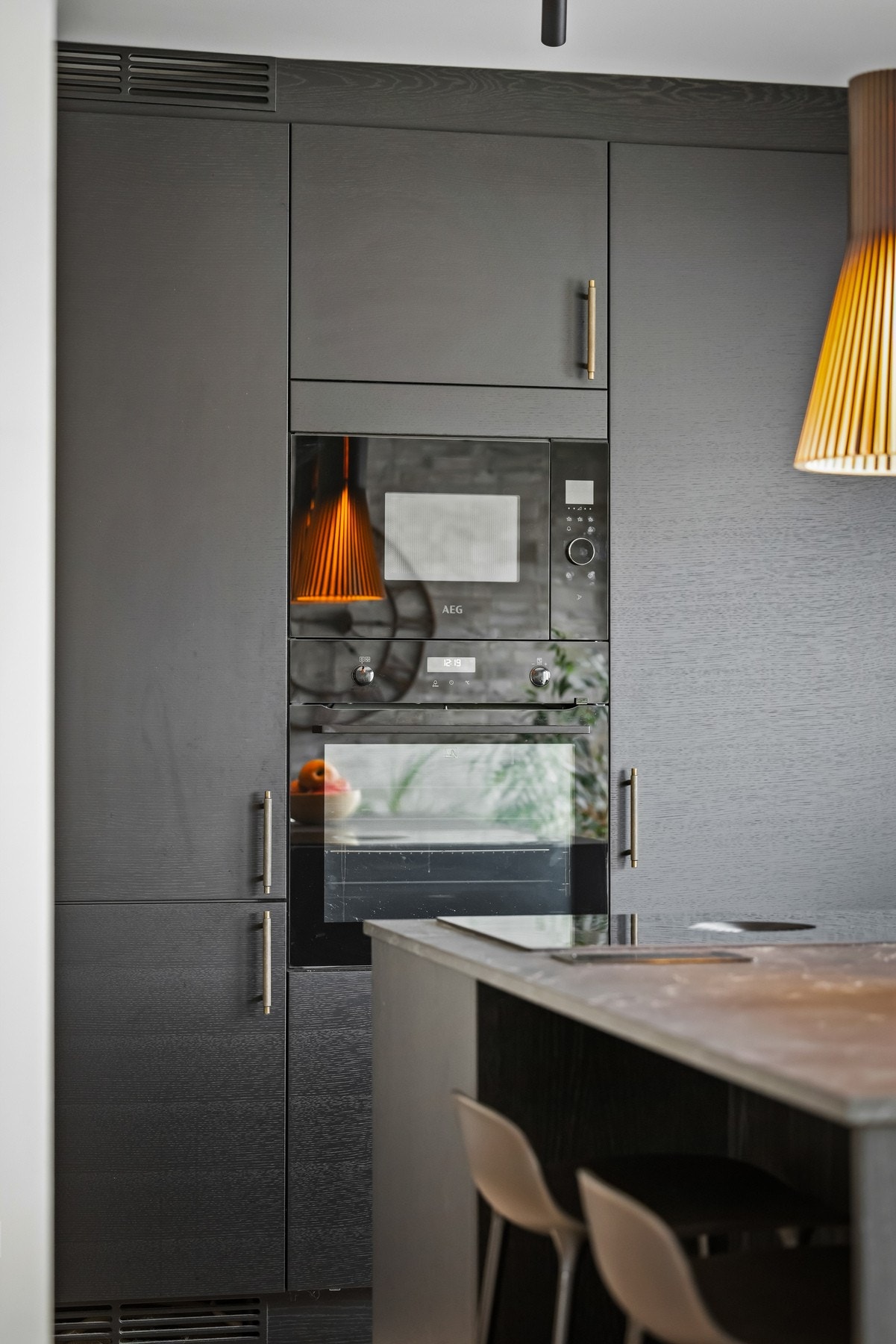 Her får du integrerte hvitevarer som koketopp, ovn, mikro, oppvaskmaskin og kjøl/frys. På kjøkkenet finner du også vinskap. Galleribilde