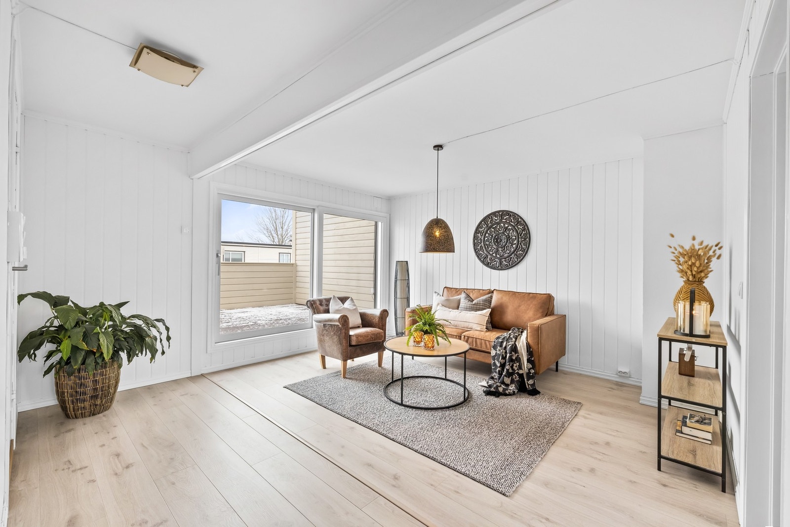 Her innredes det med sofaløsning, stoler og stuebord. Galleribilde