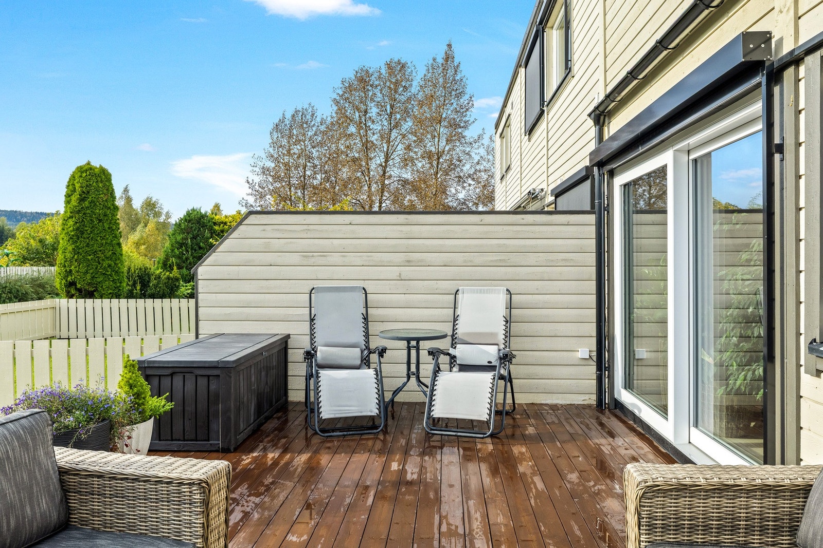 Et deilig sted å være på sommerhalvåret. Her får du store mengder av sol! Av denne grunn har selger installert screens oppe og nede på skyvedørene. Galleribilde