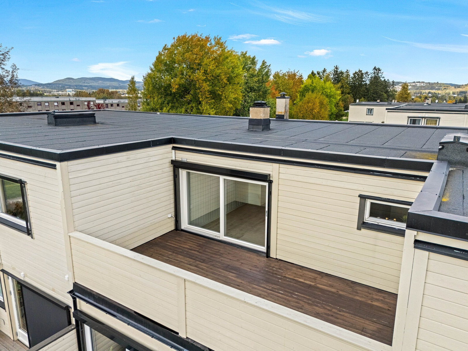 Så her som 1.etasje er det automatiske screens på skyvedørene. Galleribilde