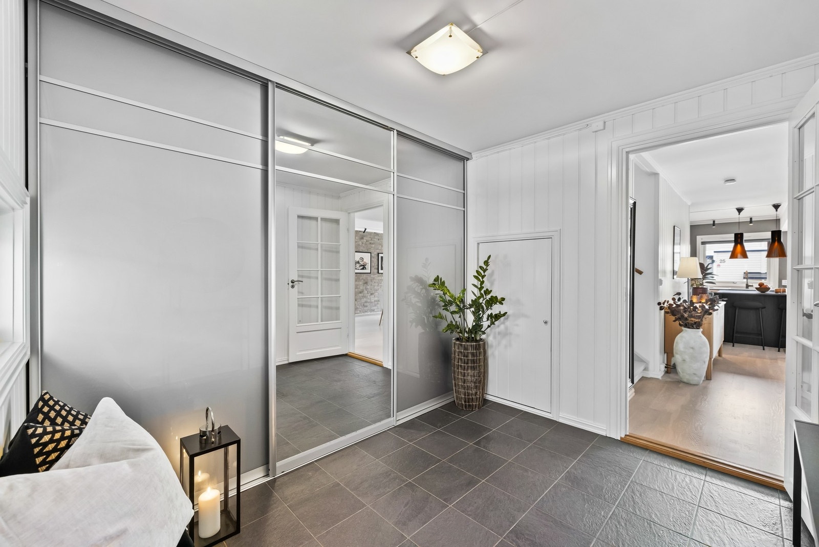 Her er det godt med oppbevaringsplass i stor skyvedørsgarderobe. Galleribilde