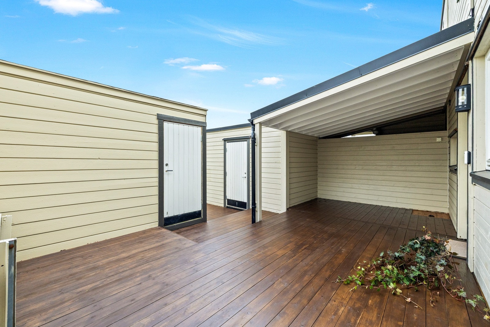 Boligen har mengder av oppbevaringsplass i to boder på 10 kvm. Galleribilde