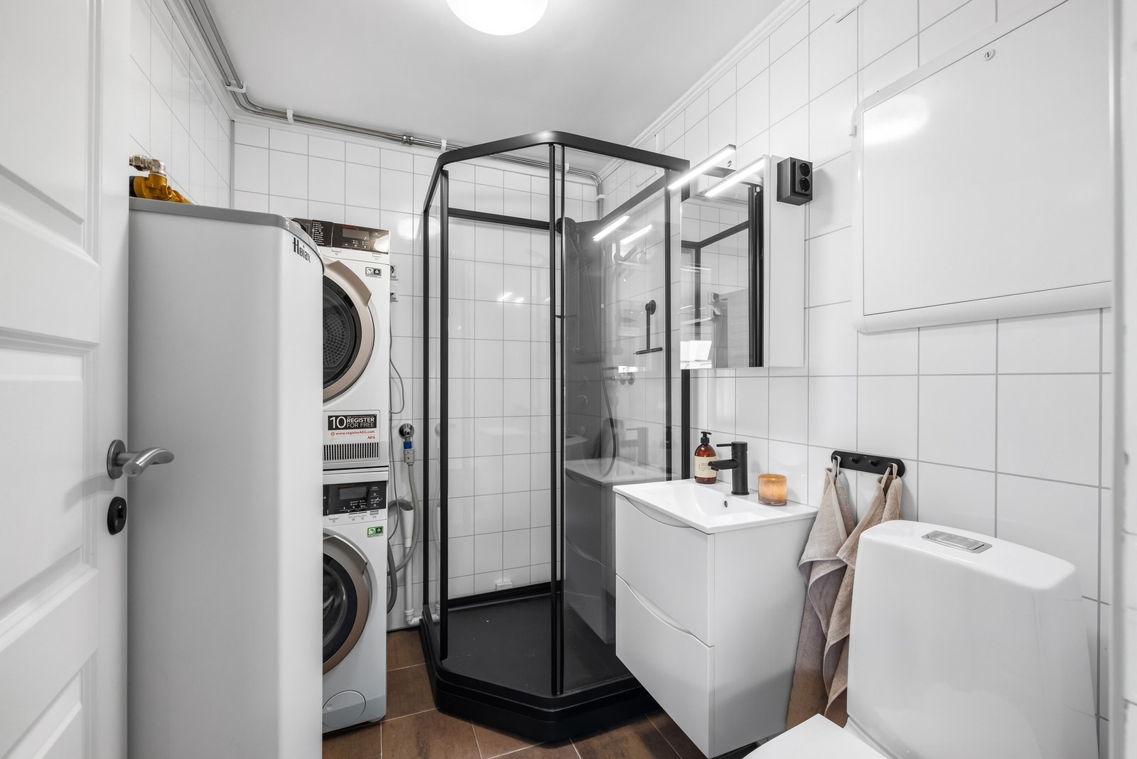 Fra kjøkkenet er det adkomst til et meget praktisk rom. Nemlig baderom en av to. Dette er også brukt som et vaskerom. Galleribilde