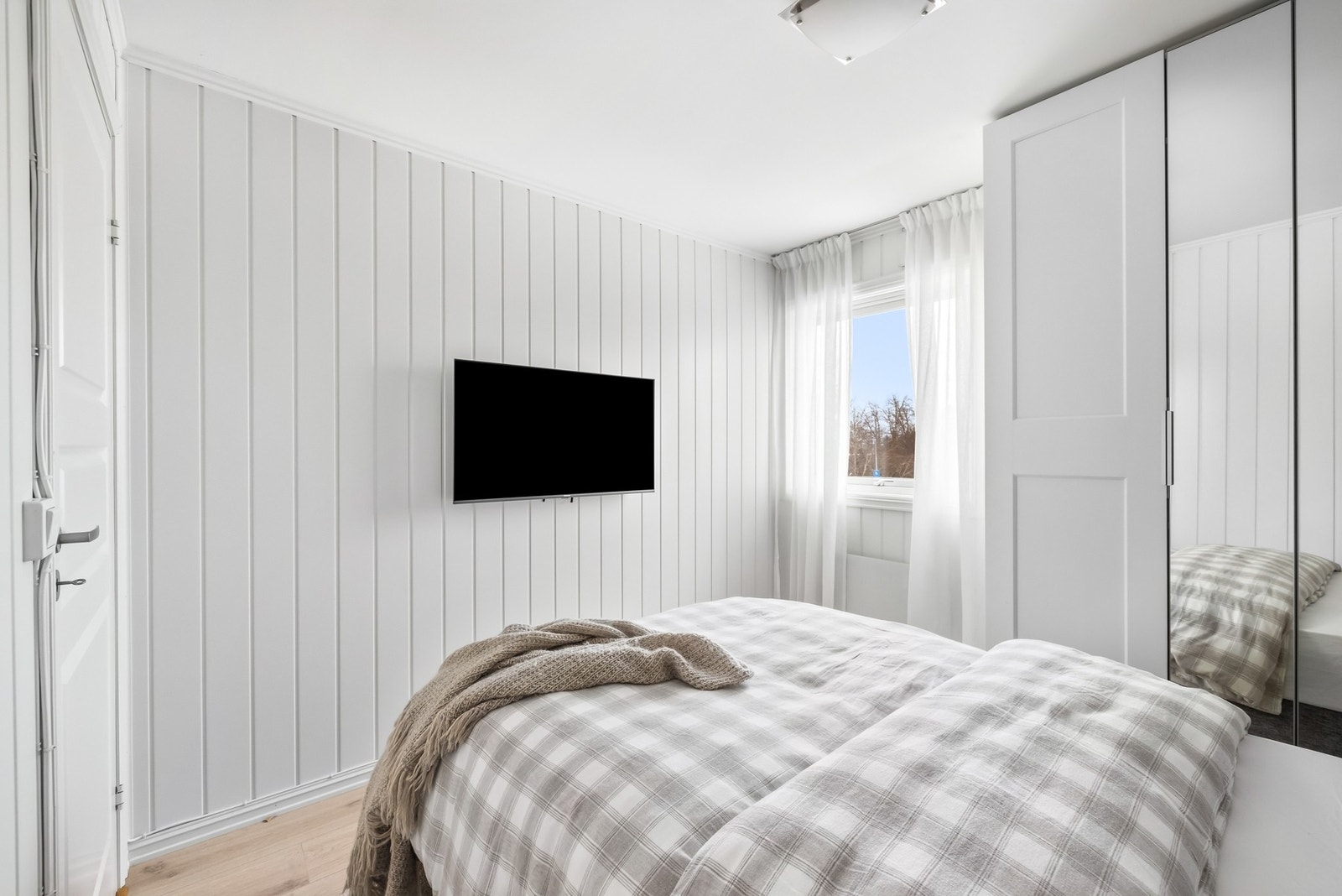 Rommet er malt i en behagelig fargepalett. Her er det også et romslig garderobeskap. Galleribilde