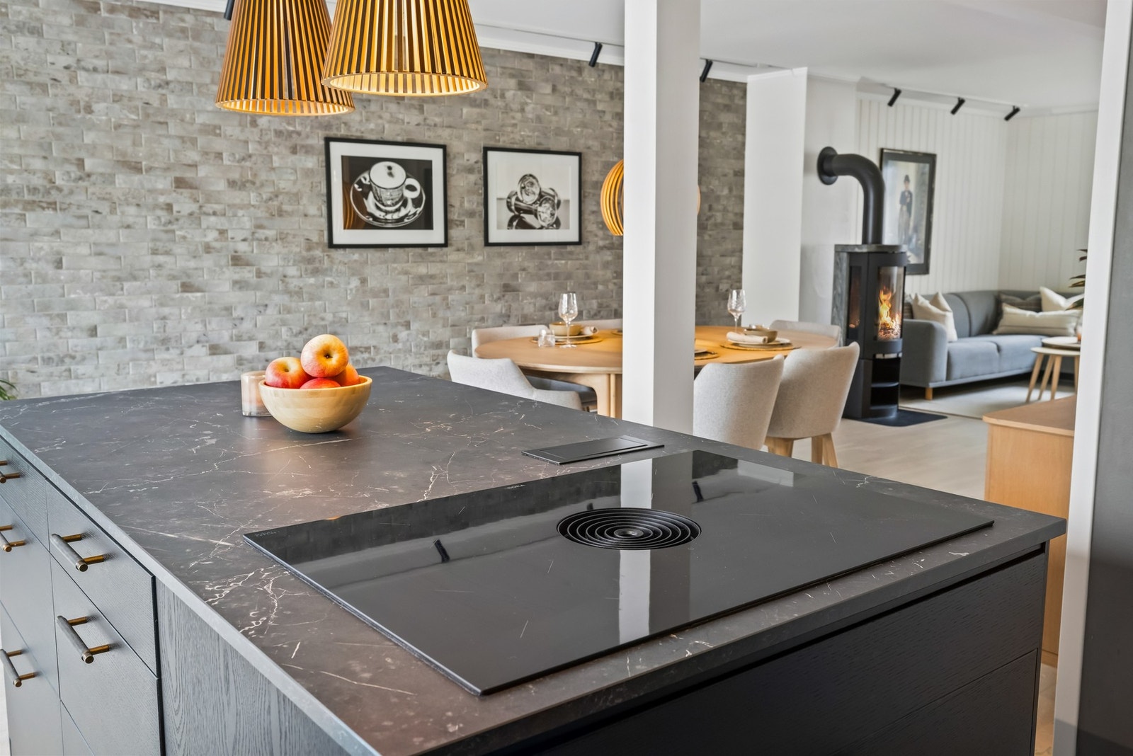 Koketoppen er plassert på kjøkkenøya. Det betyr ekstra plass og benkeflate! Galleribilde