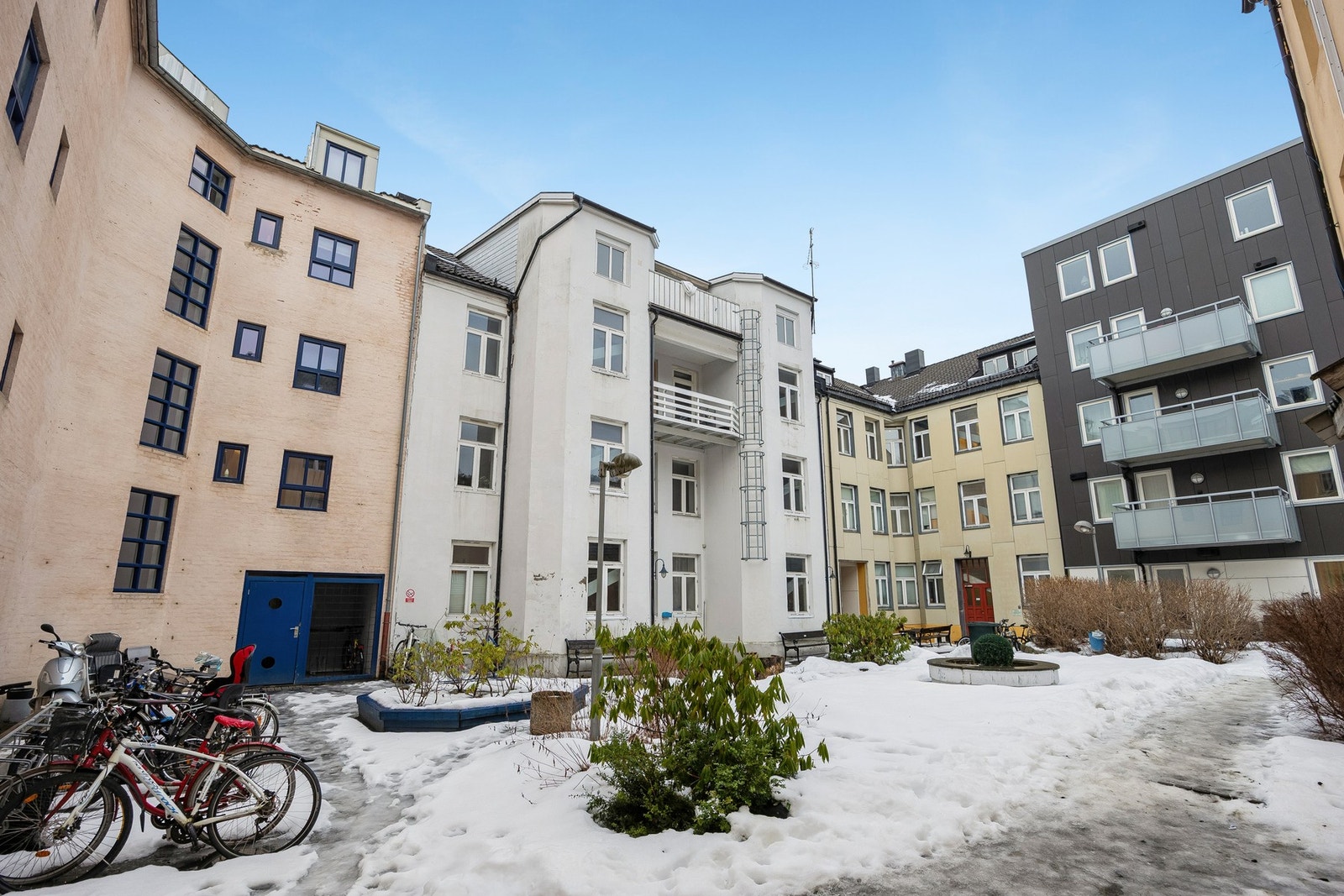 Bygget har et tidløst uttrykk og ligger i rolige omgivelser med nærhet til alt man trenger i hverdagen. Galleribilde