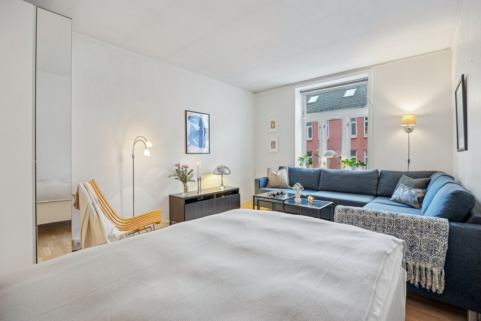 Oppholdsrommet fremstår som lyst og romslig, og gir gode muligheter for å kombinere stue og soveplass. Galleribilde