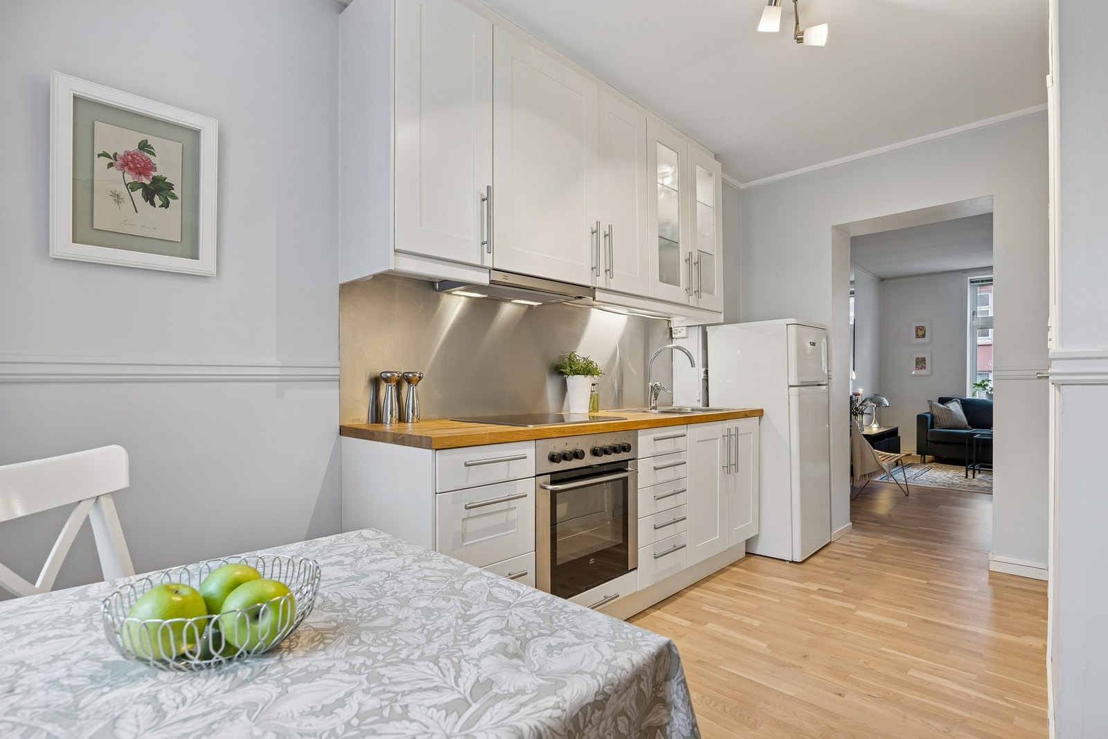 Kjøkkenet ligger delvis tilbaketrukket fra stuen og har plass til en liten spisegruppe. Galleribilde