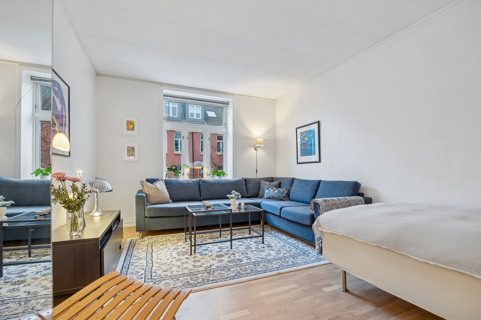 Stuen er malt i lyse farger med gode muligheter for å sette sitt personlig preg på leiligheten gjennom interiør. Galleribilde