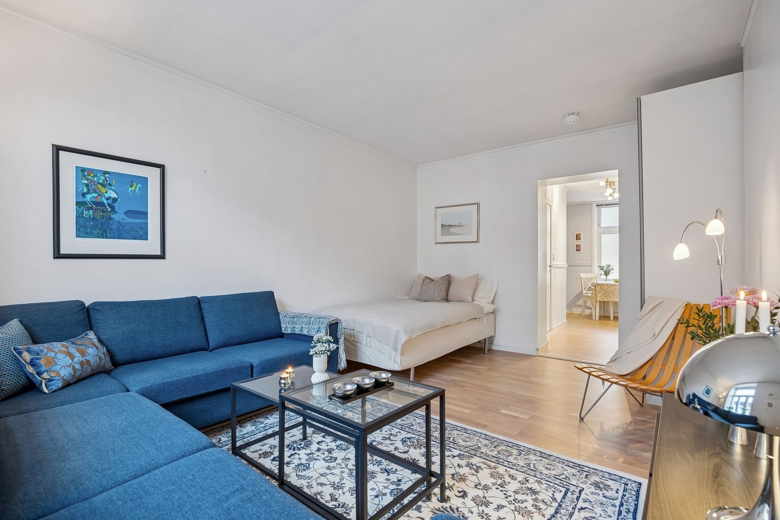 Den gode romfølelsen gjør stuen til et naturlig samlingspunkt i boligen. Galleribilde