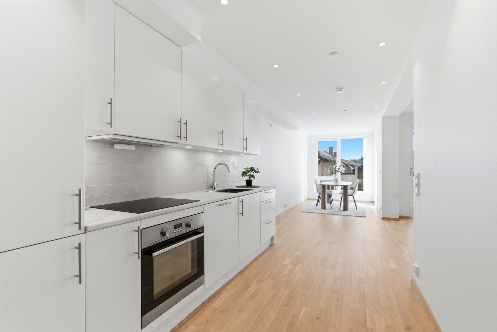 Kjøkkenet har slette fronter og grå benkeplate av laminat. Vannbåren gulvvarme. Galleribilde