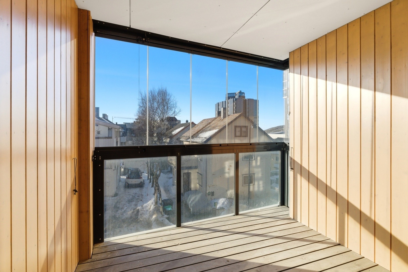 Vestvendt innglasset balkong på ca. 7 m² med plass til utemøblement. Galleribilde