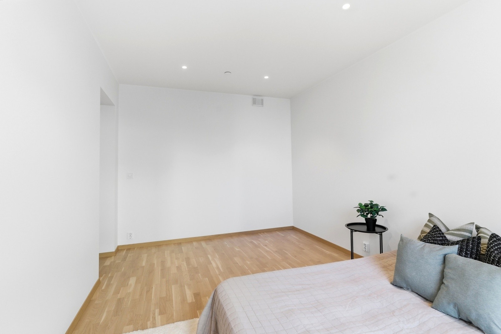 God plass til dobbeltseng, nattbord og ønsket garderobeløsning. Galleribilde