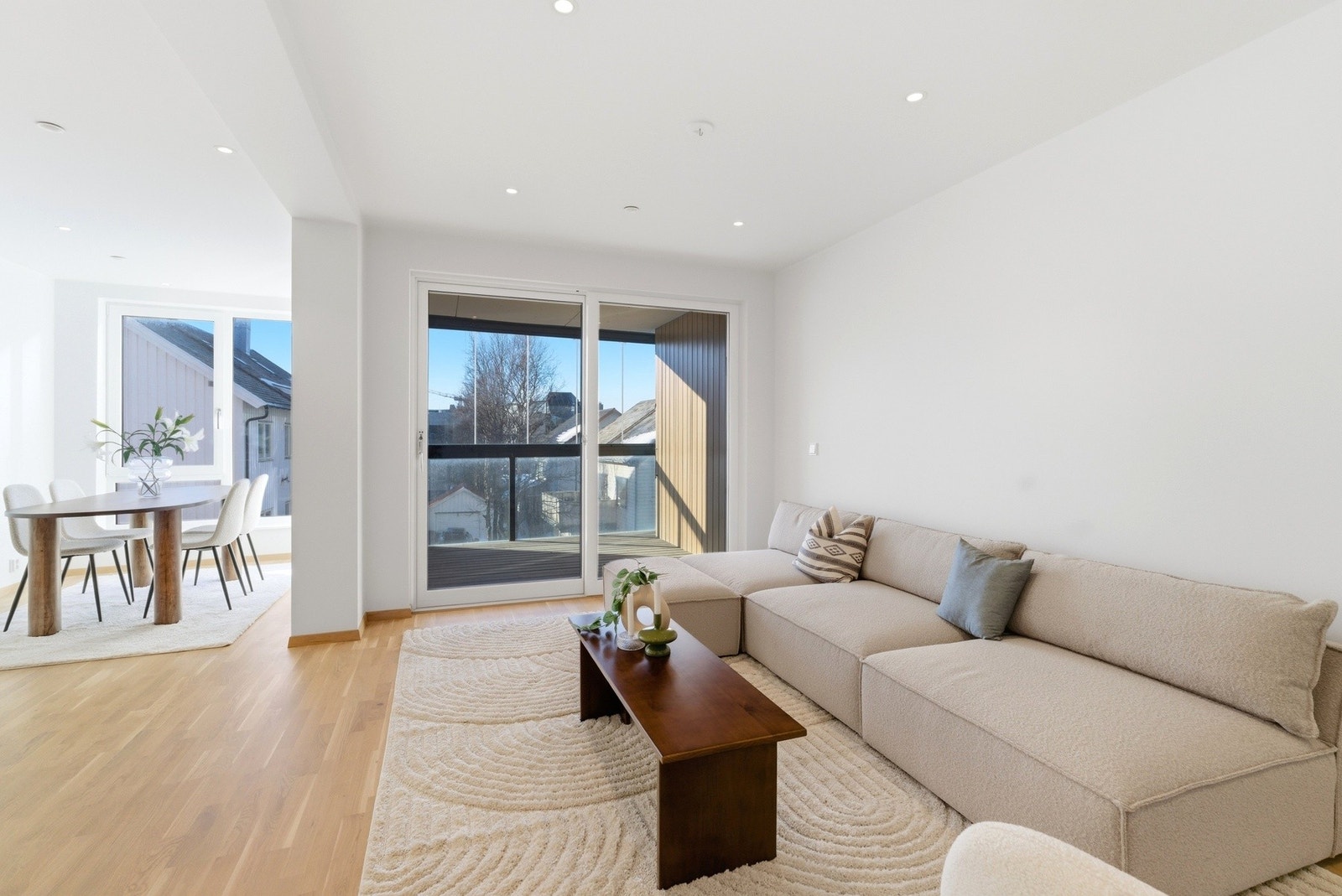 To-delt stue med god plass til både sitte-og spisegruppe. Galleribilde