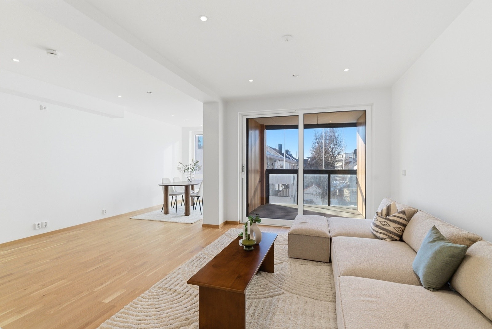 Utgang fra stue til innglasset balkong. Galleribilde