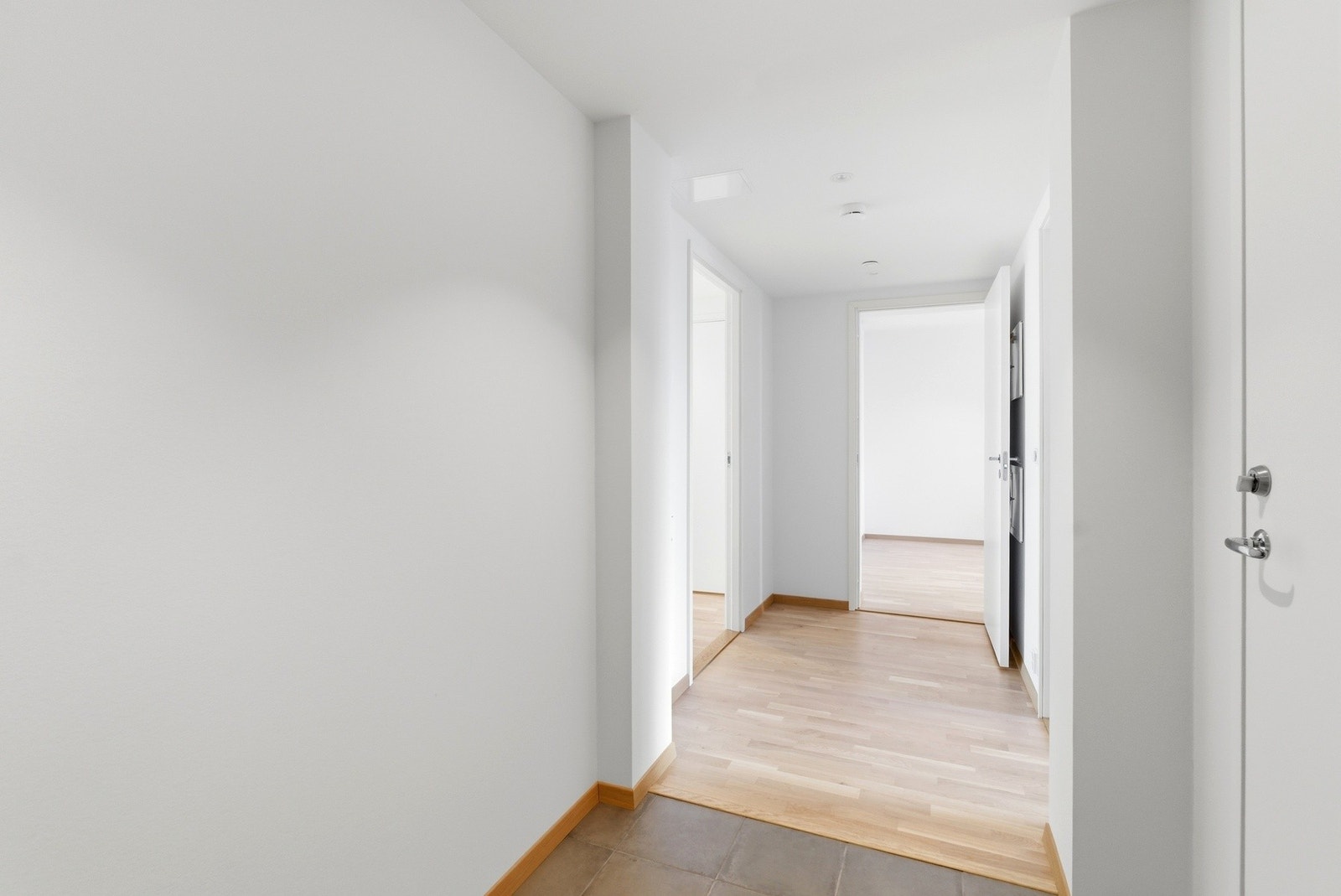 Entré med gulvvarme - adkomst til gang som leder videre til leilighetens øvrige rom. Begge soverom i direkte tilknytning. Galleribilde