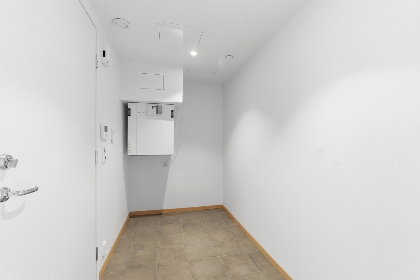 Entré med flislagt gulv og downlights i himling. Varme i gulv. Aggregat til balansert ventilasjon. Galleribilde