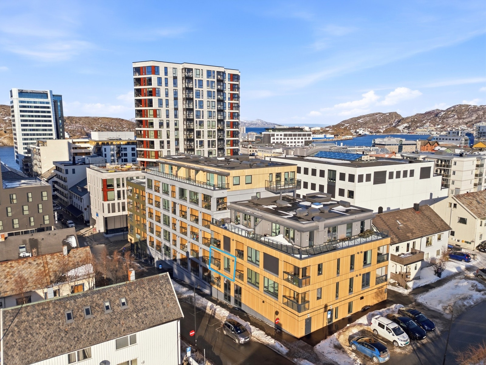 Vestvendt innglasset balkong. Heis i bygget. Galleribilde