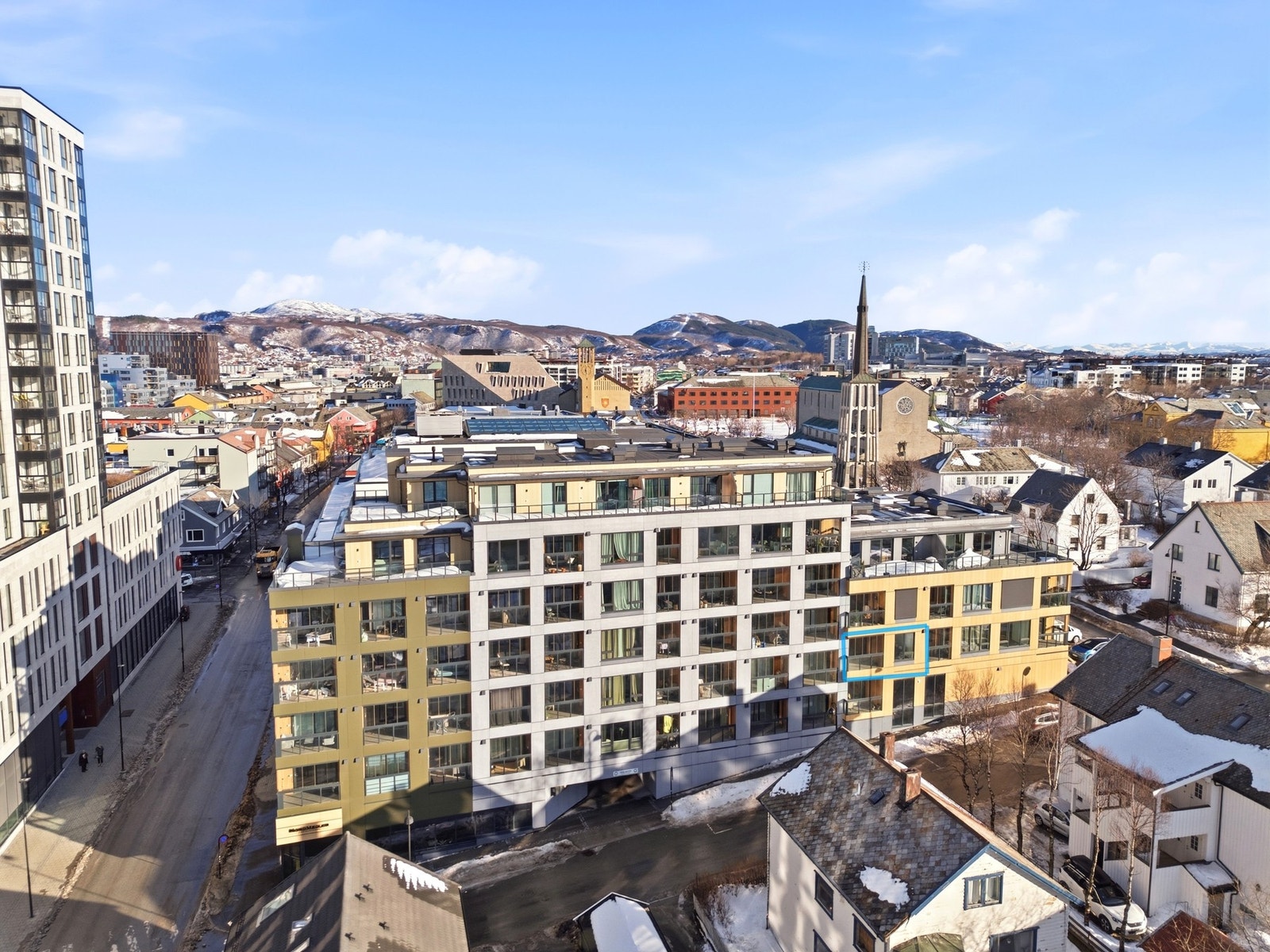 Svært sentral beliggenhet med gangavstand til alle ønskelige fasiliteter. Velkommen til en hyggelig visning! Galleribilde