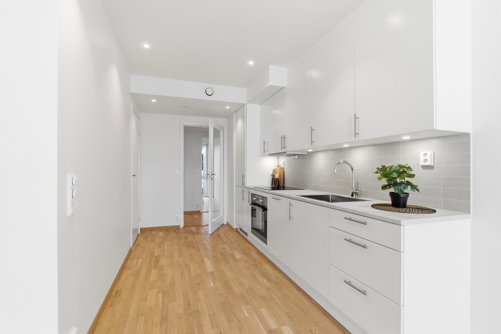 Gjennomgående god standard med slette gipsvegger i lyse farger, parkettgulv og downlights. Vannbåren gulvvarme. Galleribilde