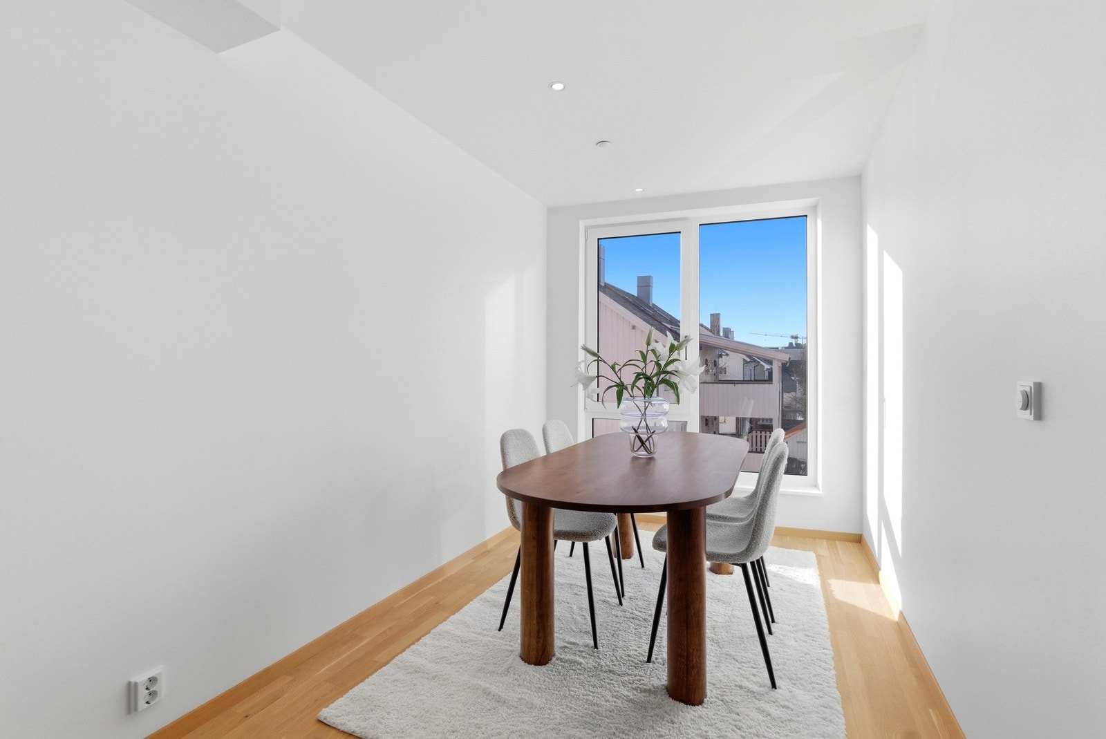 God plass til stort spisebord i nærhet av kjøkkenet. Galleribilde