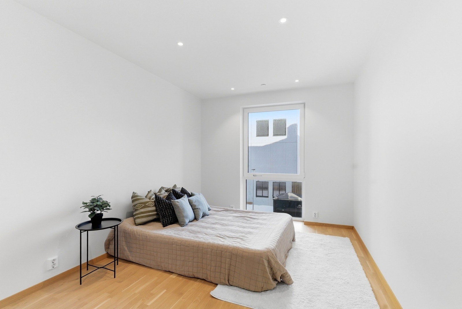 Romslig hovedsoverom med parkettgulv og downlights i himling. Galleribilde