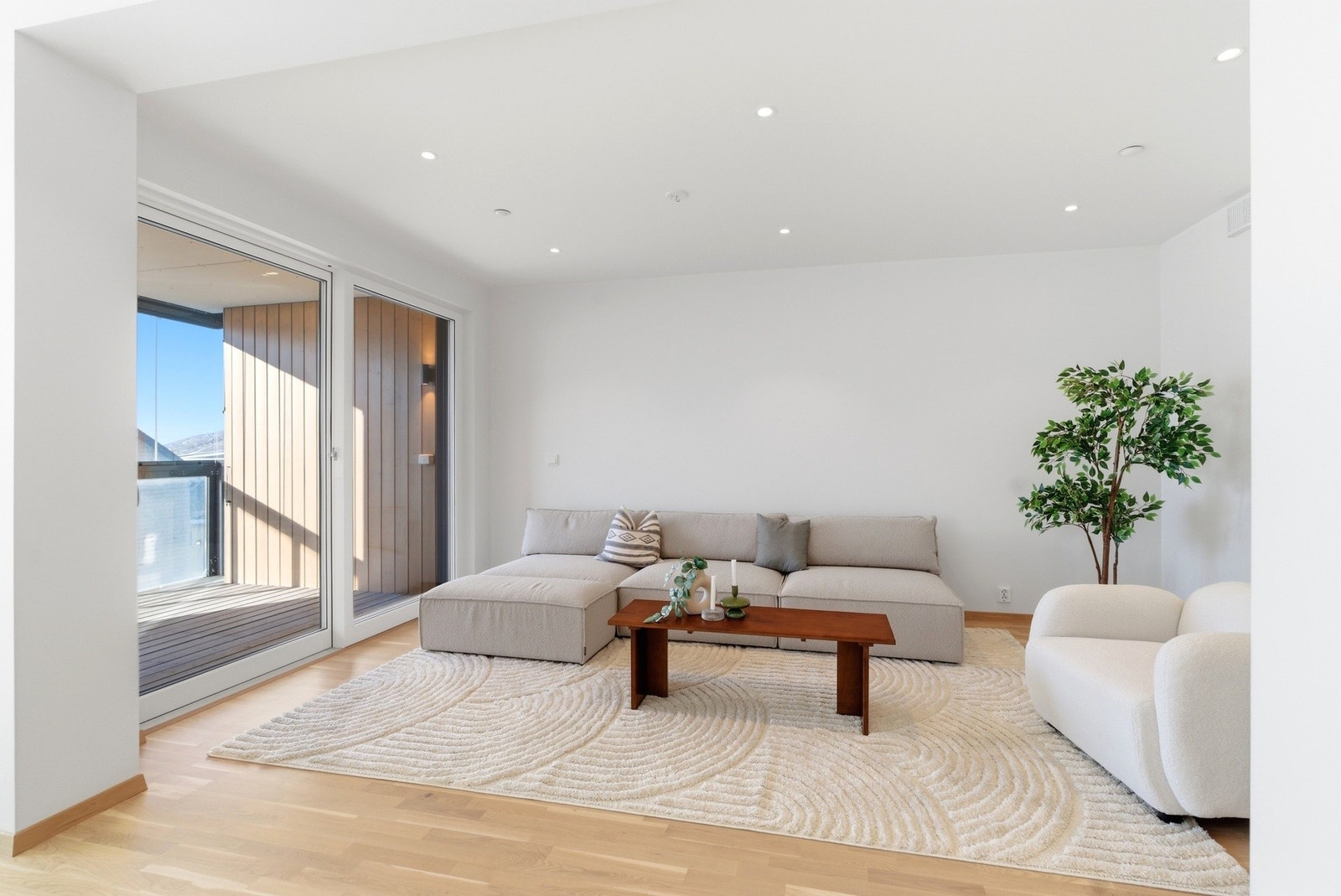 Gjennomgående god standard med slette gipsvegger i lyse farger, parkettgulv og downlights. Vannbåren gulvvarme. Galleribilde