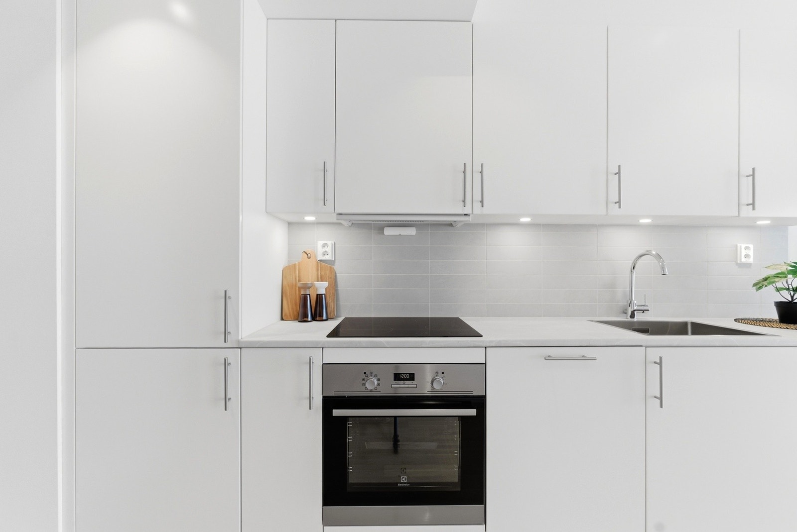 Pent kjøkken med integrert stekeovn, platetopp, oppvaskmaskin og kjøle/fryseskap. Komfyrvakt og Waterguard montert. Galleribilde