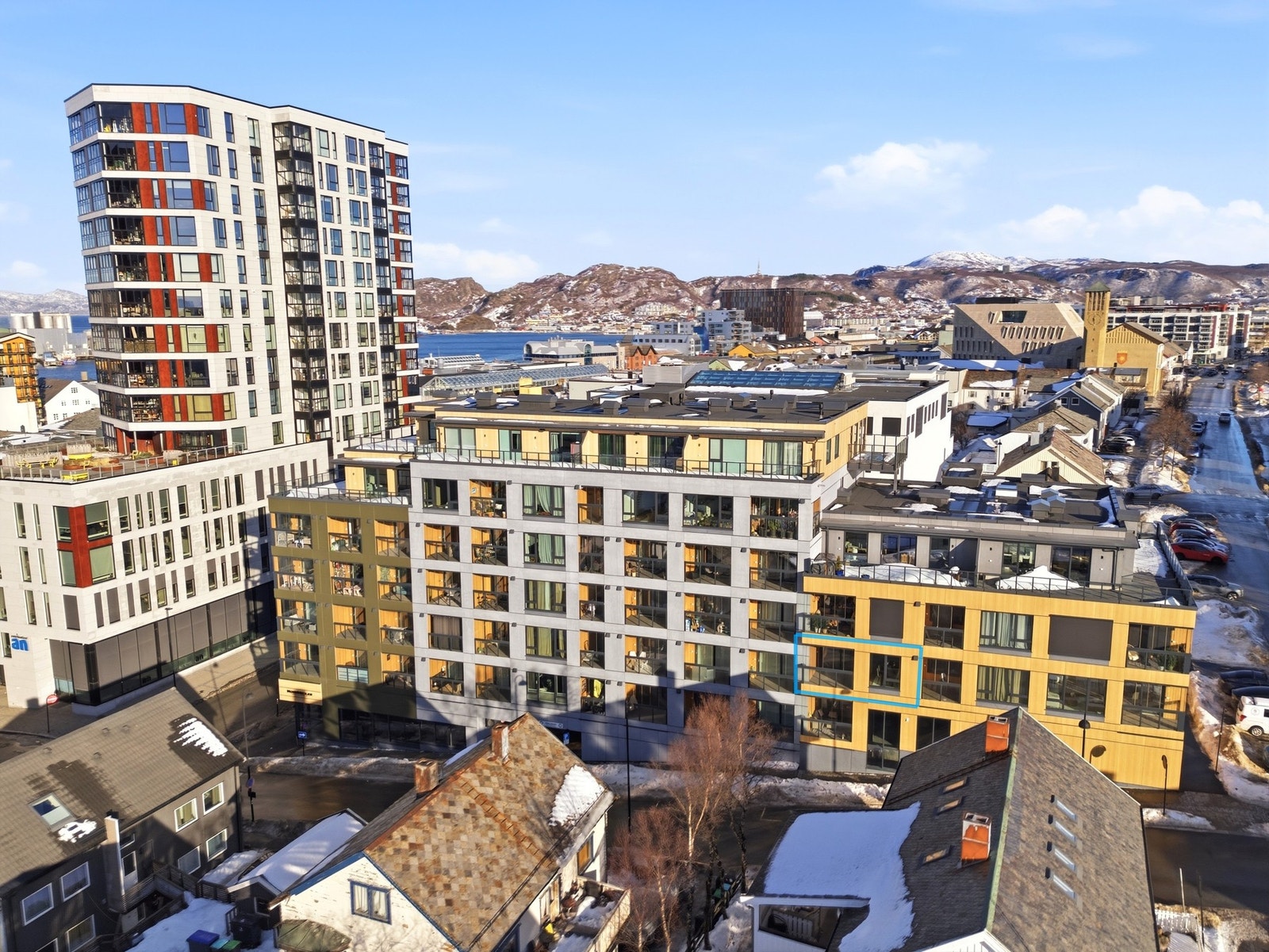 Leiligheten ligger i byggets 2. etasje. Flott beliggenhet midt i sentrum med kort avstand til alle fasiliteter. Galleribilde