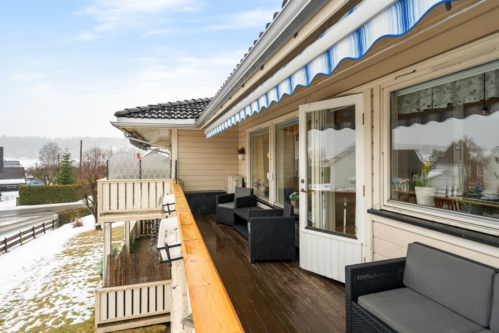 Romslig balkong med markise. Galleribilde