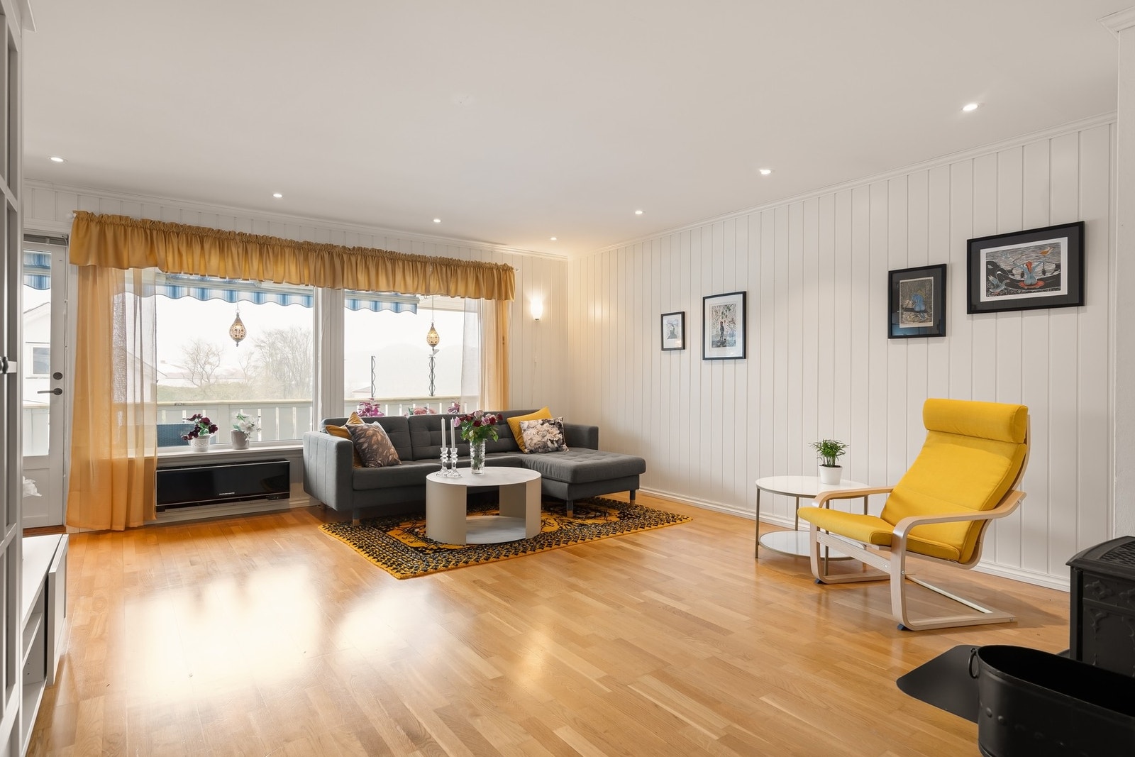 Stilig og funksjonelt med downlights i stuen. Galleribilde