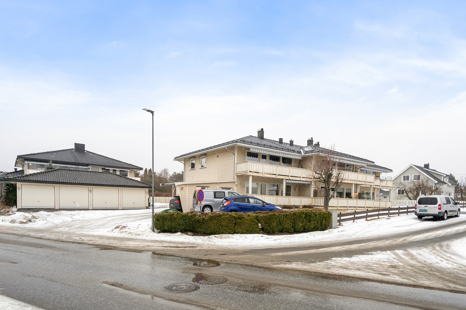 Eiendommen har sentral beliggenhet i et barnevennlig og populært boområde på Brevik. Galleribilde