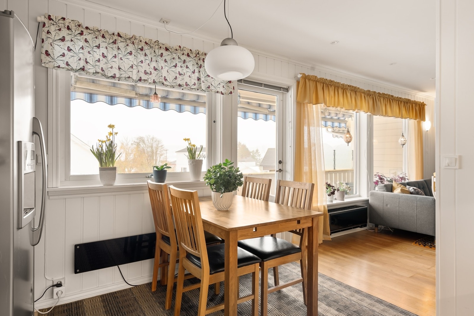 Plass til spisestue ved kjøkkenvinduet. Galleribilde