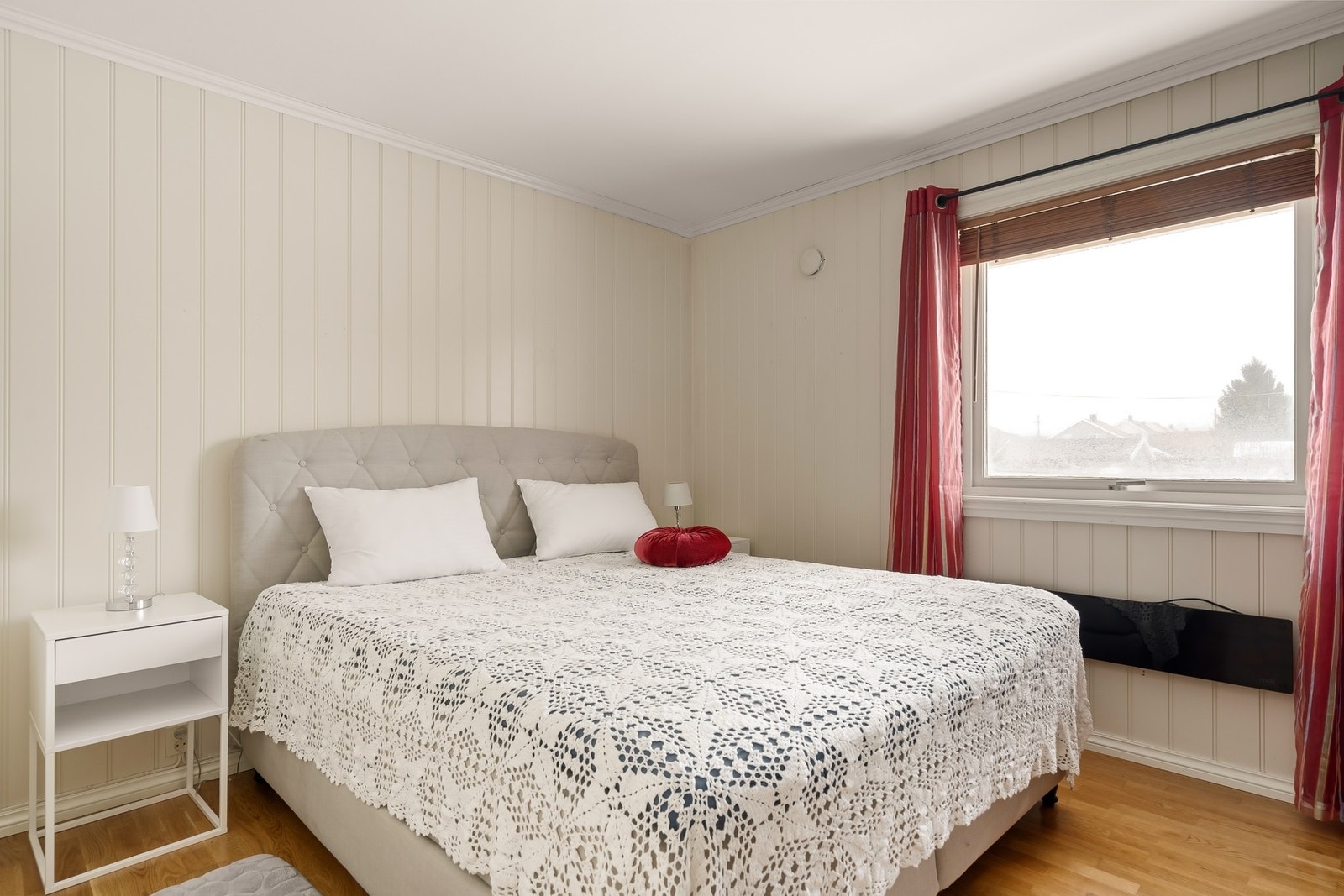 Romslig soverom med plass til dobbeltseng og nattbord. Galleribilde