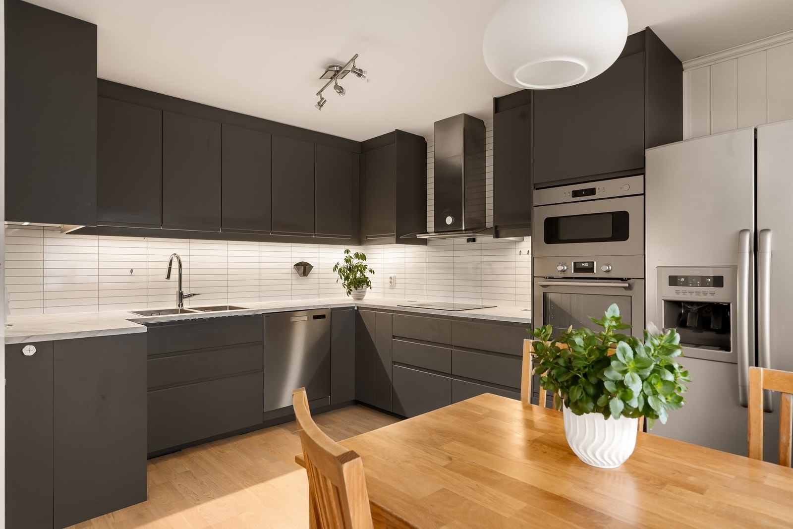 Kjøkkenet er stilig og moderne med slette fronter i en sort utførelse. Galleribilde