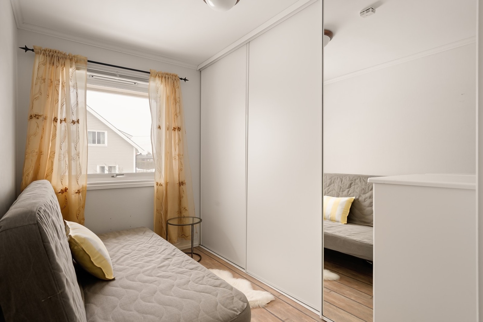 Det andre soverommet passer perfekt som et barnerom, gjesterom eller kanskje et kontor? Integrert skyvedørsgarderobe også her. Galleribilde