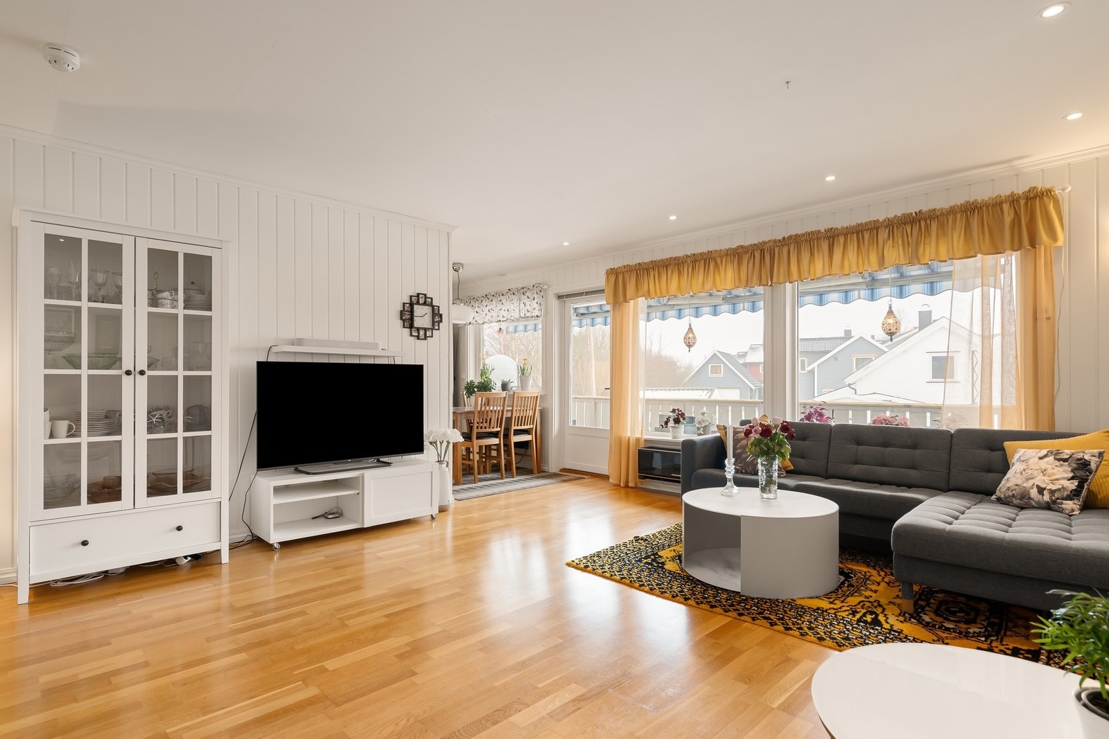 Det er både varmepumpe og vedovn. Galleribilde