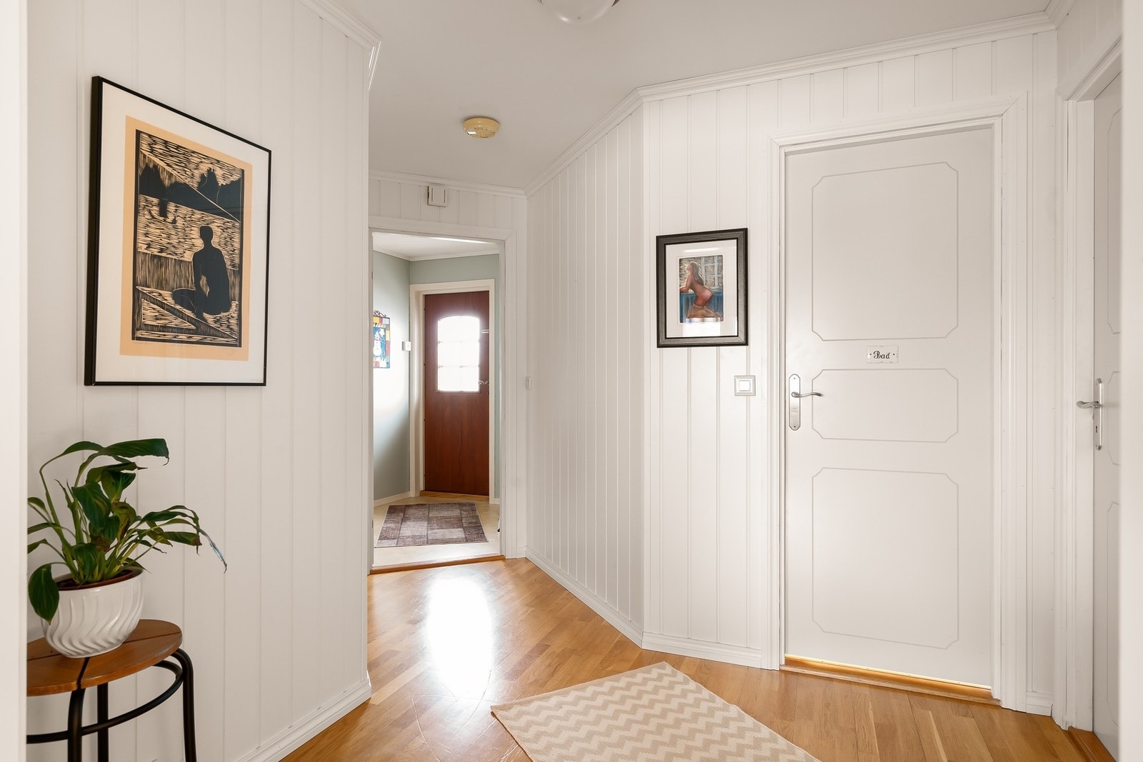 Romslig mellomgang. Galleribilde