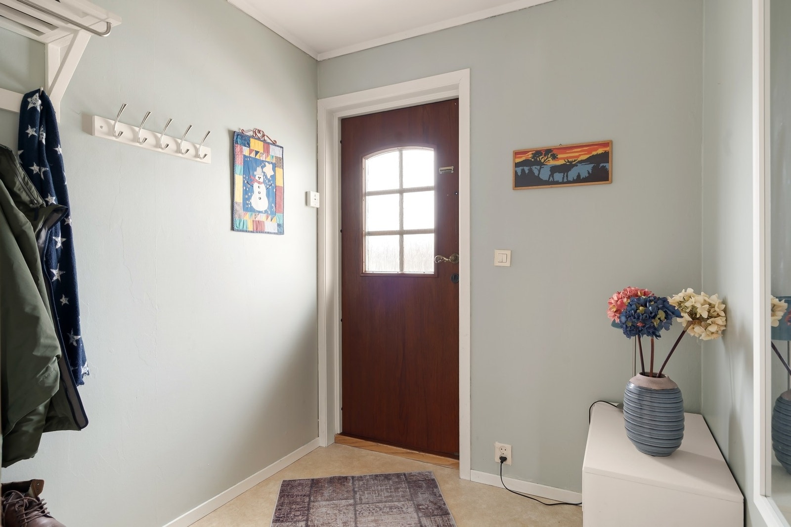 Plass til sko og yttertøy i entreen. Galleribilde