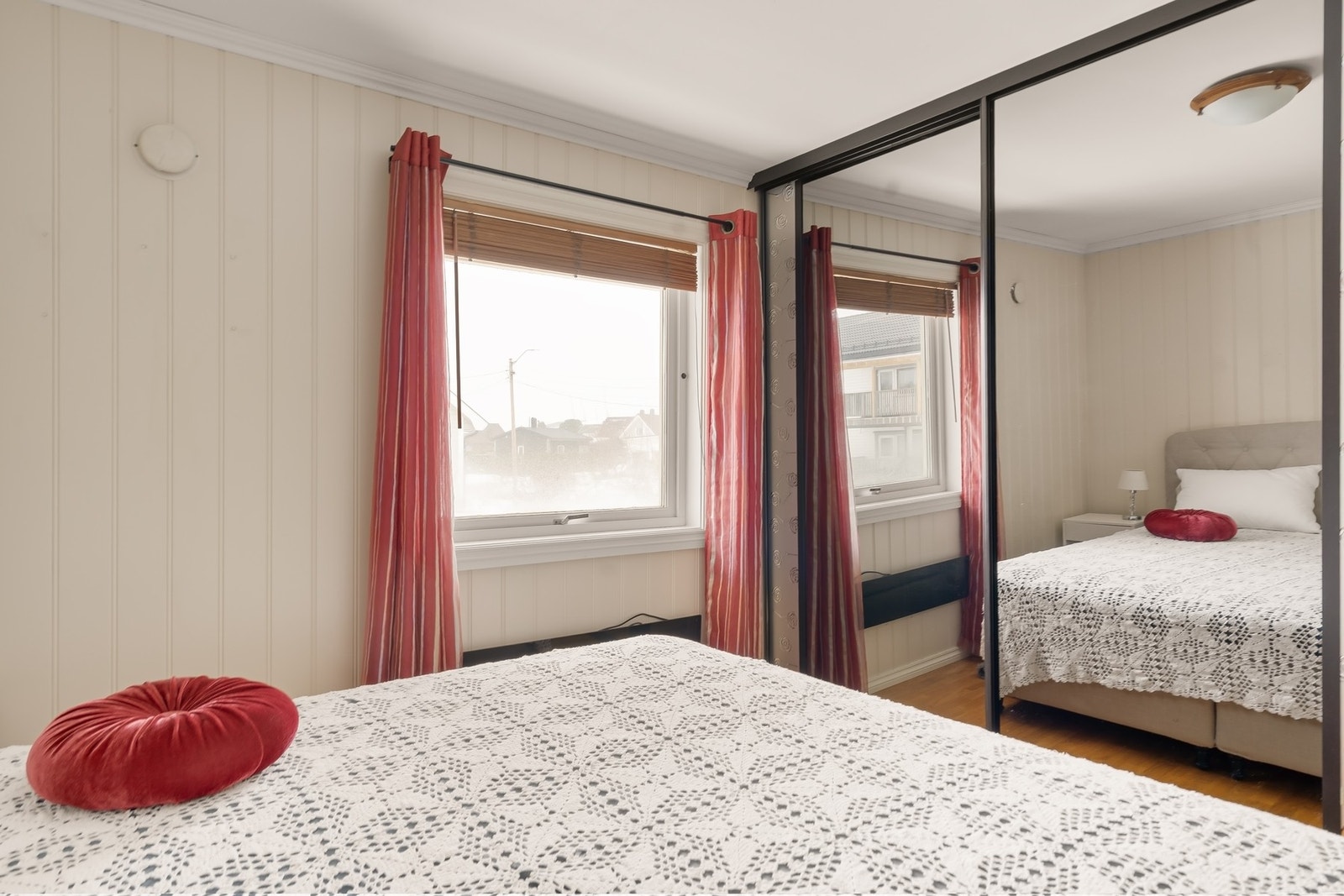 Det er også en integrert skyvedørsgarderobe med speilflate. Galleribilde