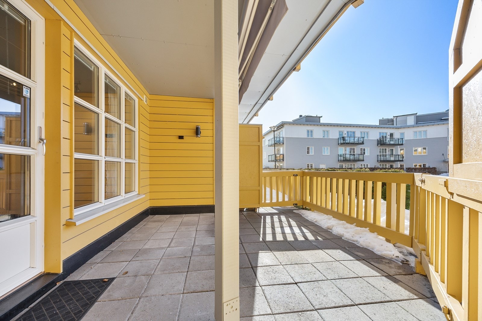 Koselig terrasse. Galleribilde