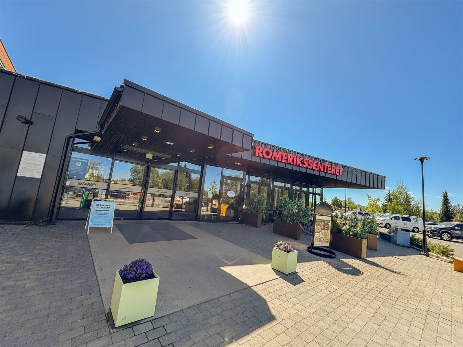 Det er også gangavstand til Romerikssenteret, et koselig kjøpesenter med ca 30 butikker, samt kafeer og helsetilbud. Galleribilde