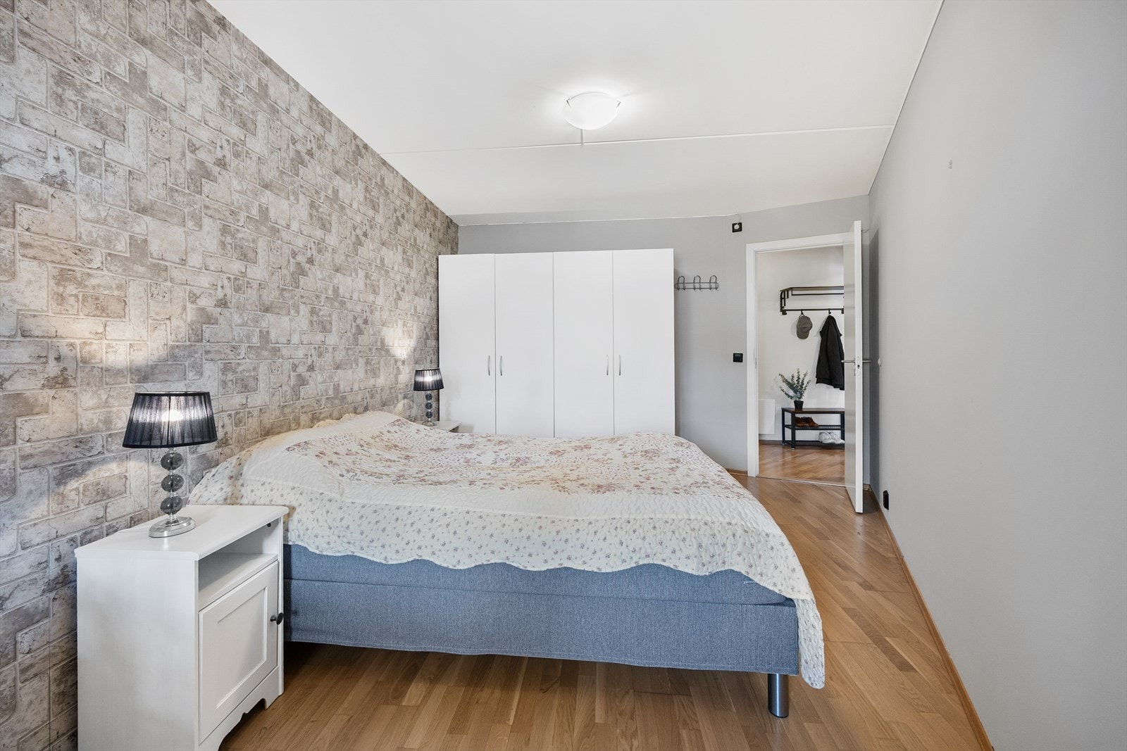 I soverommet er det tilhørende garderobeskap. Galleribilde