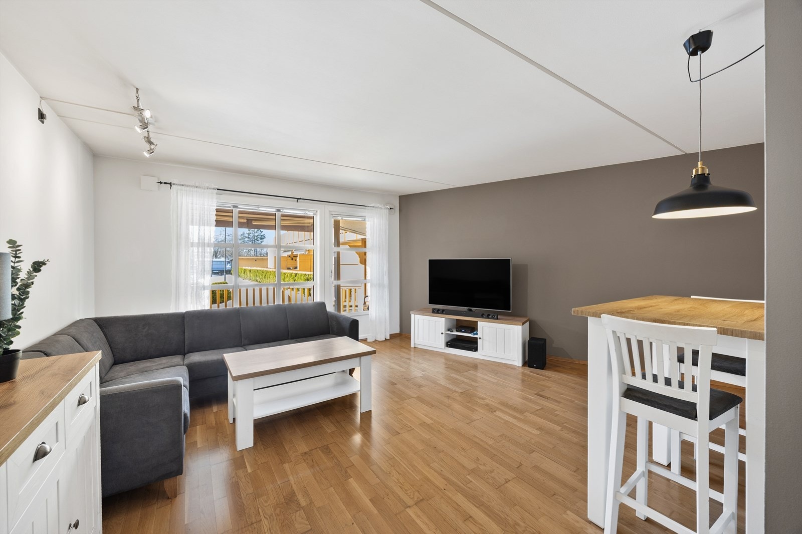 Stue med utgang til terrasse. Galleribilde