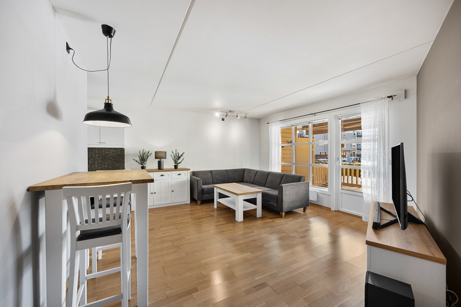 Lys og hyggelig stue med plass til spisebord og salong. Galleribilde