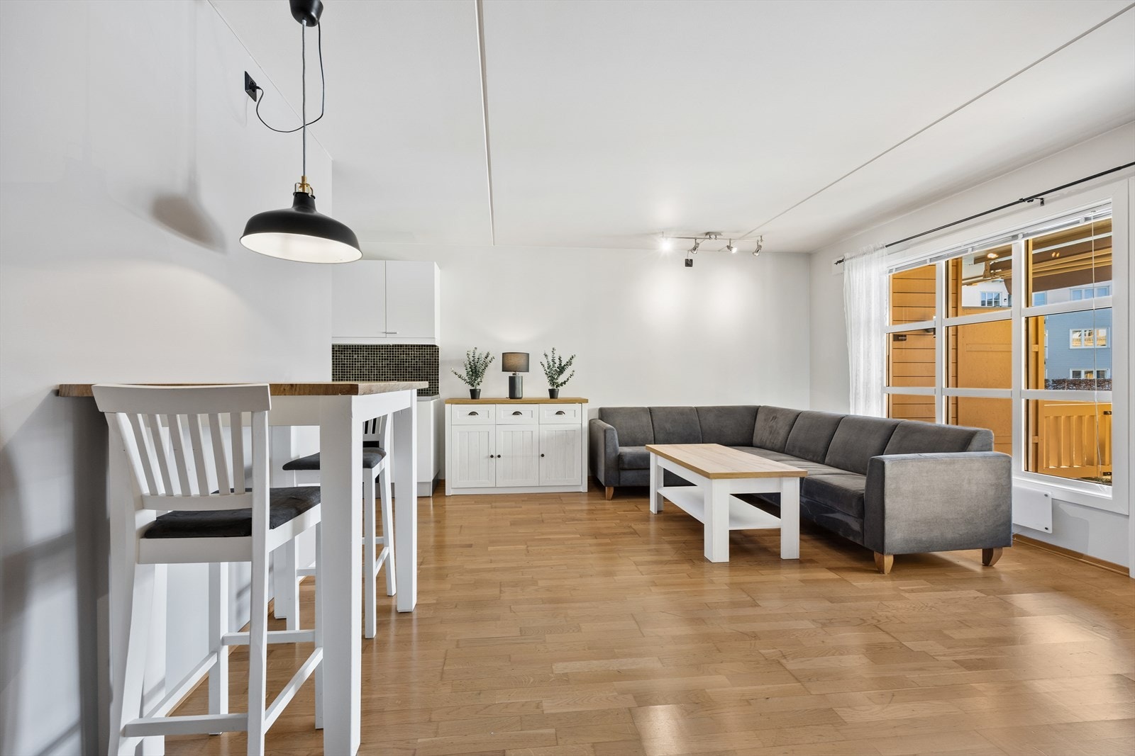 Stuen har malte veggoverflater og parkett på gulv. Galleribilde