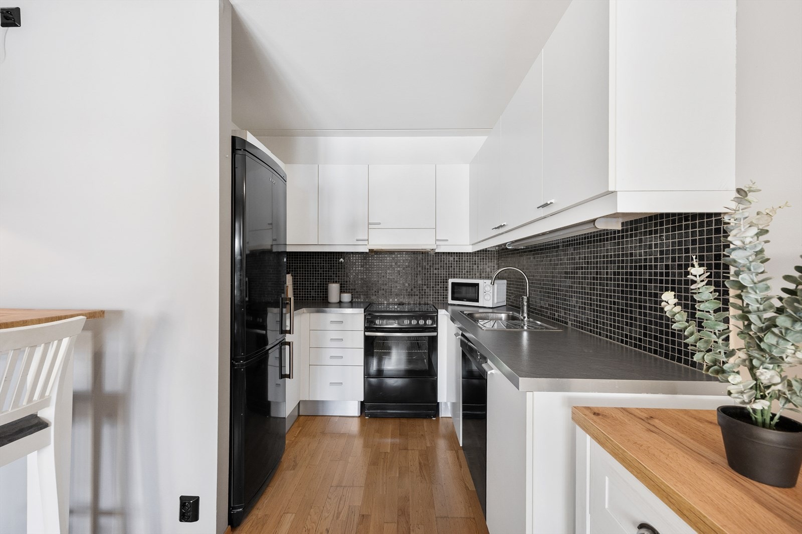 Fint og funksjonelt kjøkken med god skap- og benkeplass. Galleribilde