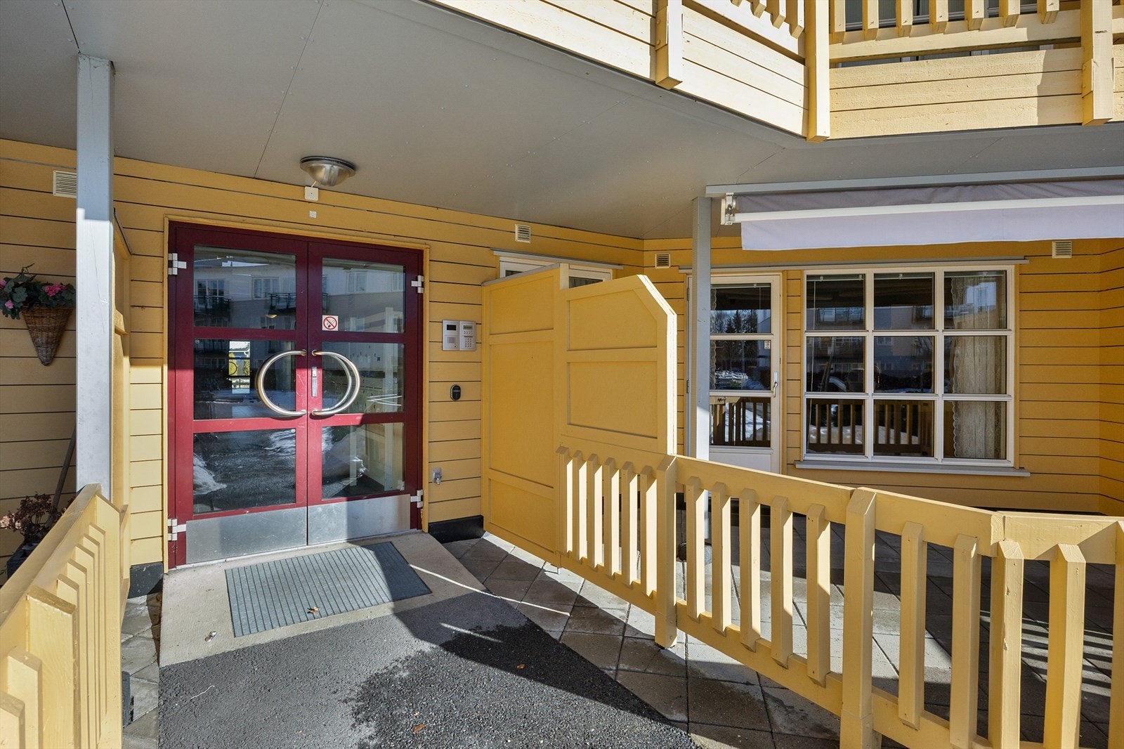 Inngangsparti til bygget. Galleribilde