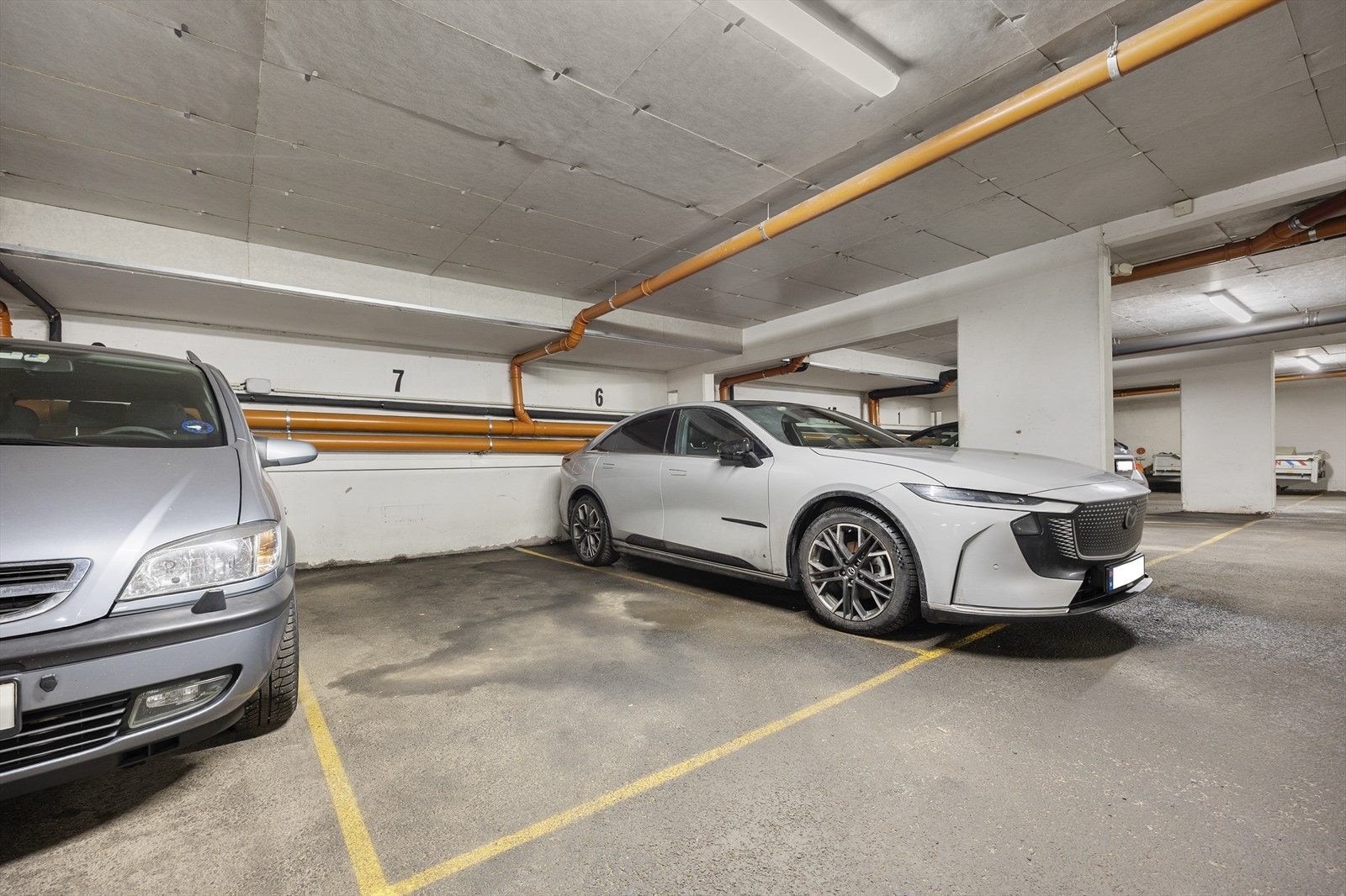 Det medfølger garasjeplass (nr. 7) i felles garasjeanlegg. Galleribilde