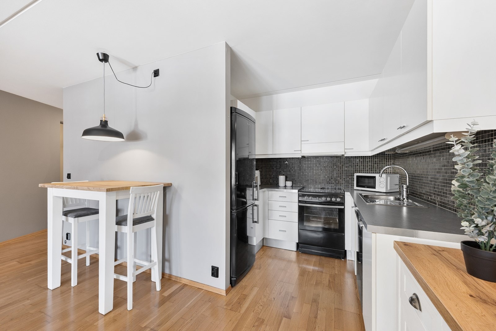 I kjøkkenet er det tilhørende hvitevarer i innredningen. Galleribilde